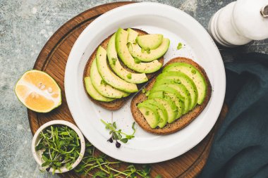 Avokado ile çavdar ekmekli tost.