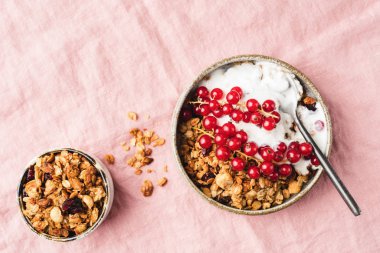 Yunan yoğurtlu ev yapımı granola