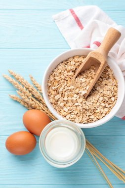 Mavi arka planda yulaf, süt ve yumurta