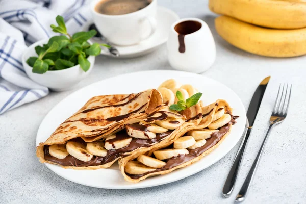 Crepes francesi con crema al cioccolato e banana — Foto Stock