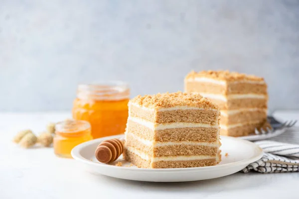 Kawałek wielowarstwowego ciasta miodowego Medovik na białym talerzu — Zdjęcie stockowe