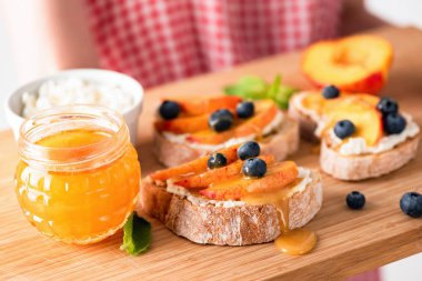 Ricotta, şeftali ve bal ile Tatlı bruschetta