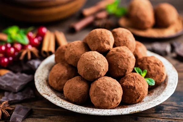 Tartufi di cioccolato fondente crudo, cioccolato vegano fatto in casa — Foto Stock