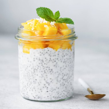 Mango ile Chia tohumlu puding