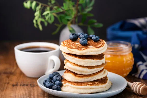 Pancakes with blueberries and honey — Stock Photo, Image