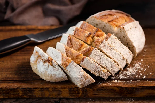 Sourdough biały chleb krojony na desce do krojenia — Zdjęcie stockowe