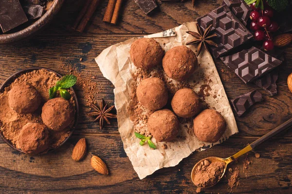 Kakao tozu ile ev yapımı çikolata truffles — Stok fotoğraf