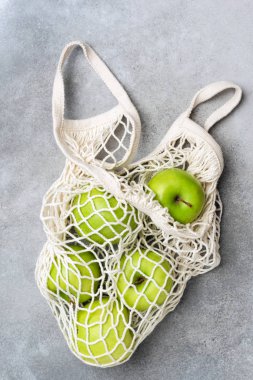 Yeşil elmalı ağ alışveriş torbası.