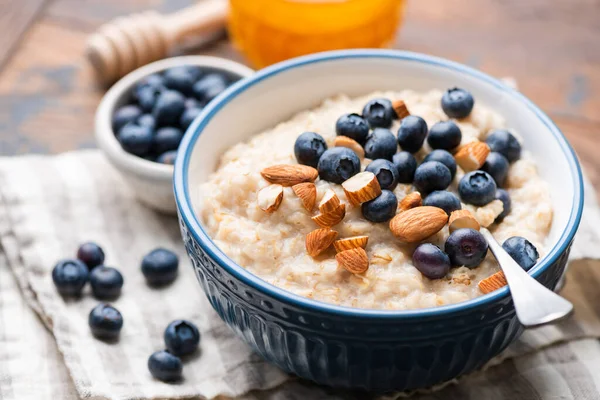 Oatmeal with blueberries and almonds — Stock Photo, Image