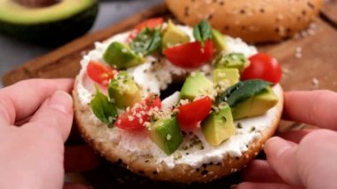 Krem peynirli simit, avokado, domates ve kenevir tohumu. Vejetaryen yemeği.