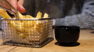 Fast Food Restoranı Tanınmayan Kadın Sosa Patates Kızartması Kapalı Manzara Düşük Açılı 4k