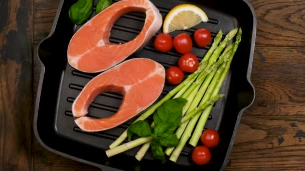 Zalmbiefstuk Asperges Kerstomaten Grill Pan Bovenaanzicht Ongekookte Vis Groenten Gezond — Stockvideo