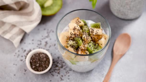 Smaklig Chia Pudding Med Frukt Glas Konkret Bakgrund Trendig Hälsosam — Stockvideo