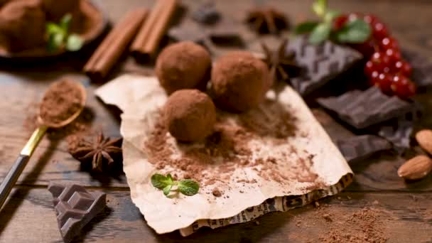 Hausgemachte Schokoladentrüffel Auf Pergamentpapier Das Mit Rohem Kakaopulver Überzogen Ist — Stockvideo