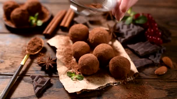 用巧克力松露筛取可可粉 自制的黑巧克力松露 巧克力糖果球 墨西哥和素食巧克力 — 图库视频影像