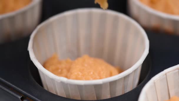 Preparação Bolos Cenoura Cupcakes Chef Colocar Massa Bolo Copos Queque — Vídeo de Stock