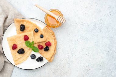 Yaz meyveli krep ya da blini.