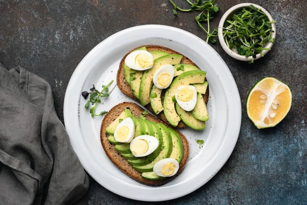 Roggebrood toast met avocado en kwartelei — Stockfoto