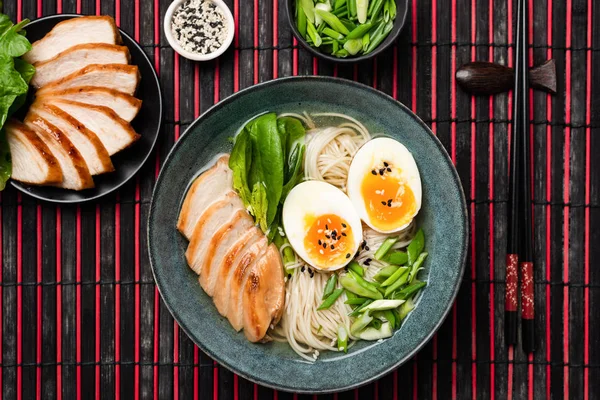 Sup Mie Asia Ramen Dengan Ayam dan Telur — Stok Foto