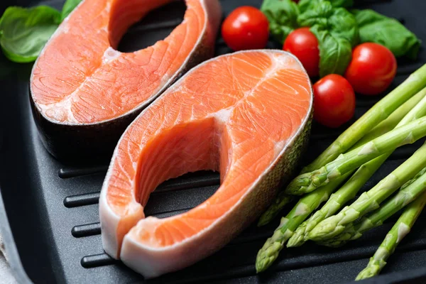 Raw uncooked salmon steaks and vegetables — 스톡 사진