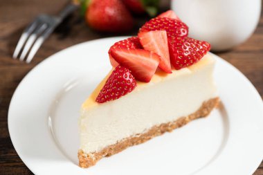 Çilekli cheesecake dilimi