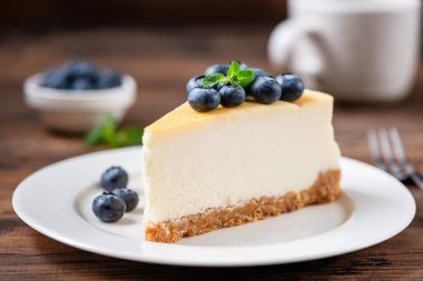 Yabanmersinli cheesecake dilimi