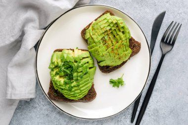 Avokado ve kişniş ile çavdar ekmekli tost.