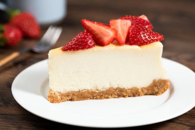 Çilekli cheesecake dilimi