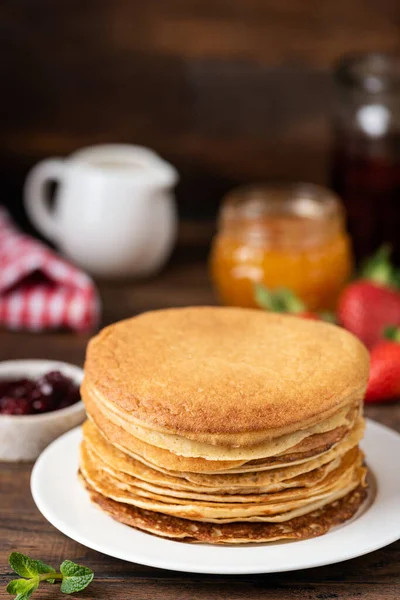 Crepes, blini ruso apilado en la placa — Foto de Stock