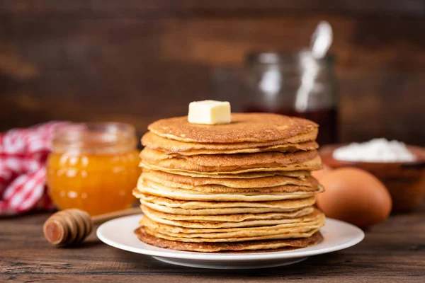 Pila de lini o crepe sobre mesa de madera — Foto de Stock