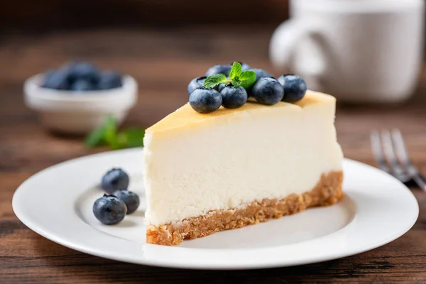 Krajíc sýrového koláče s borůvkami — Stock fotografie