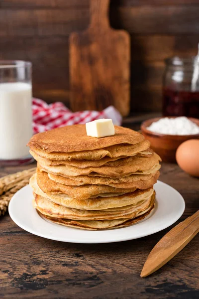 Montón de crepes finos, blini con mantequilla — Foto de Stock