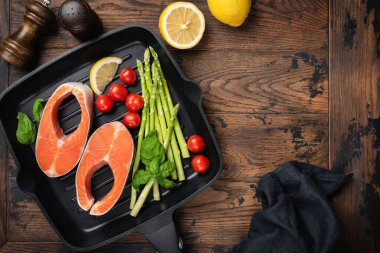 Izgarada pişmemiş somon biftekleri ve sebzeler.