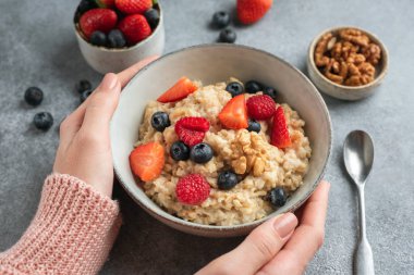 Kadın eli böğürtlenli yulaf lapası.