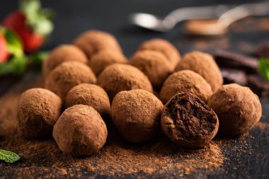 Ev yapımı siyah çikolatalı trüf.
