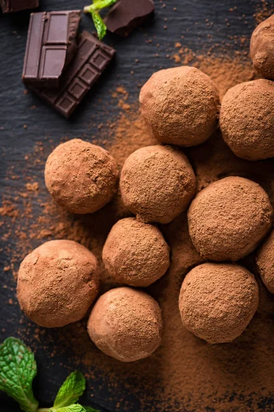 Suklaa tryffelit tummalla pohjalla — kuvapankkivalokuva