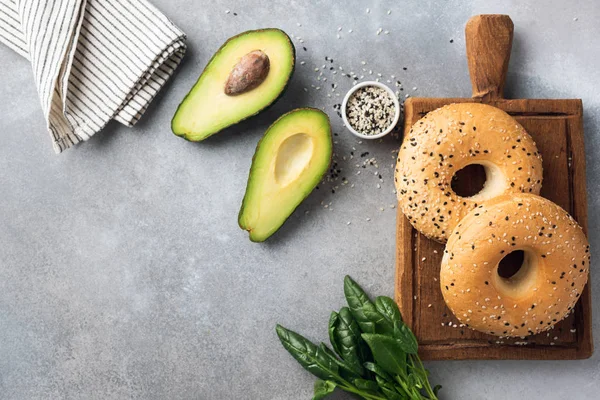 Abacate e bagels, ingredientes saudáveis para o pequeno-almoço — Fotografia de Stock