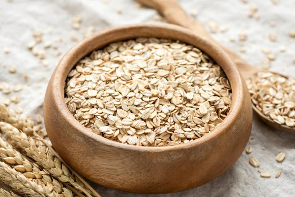 Copos de avena secos, avena, avena enrollada en tazón —  Fotos de Stock