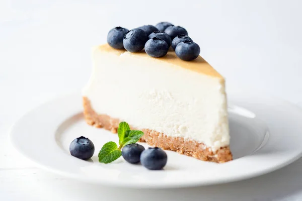 Κλασική Νέα Υόρκη Cheesecake με βατόμουρα σε λευκό φόντο — Φωτογραφία Αρχείου