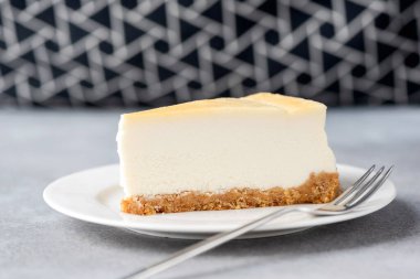 Beyaz tabakta klasik cheesecake dilimi