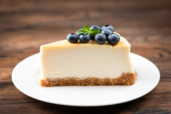 Plain New York Cheesecake Slice Topped With Blueberries And Mint Leaf — Stockfoto