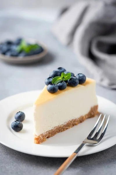 Cheesecake slice with fresh blueberries — Φωτογραφία Αρχείου