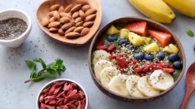 Çiğ yeşil kenevir tohumu protein karışımı.