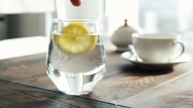 Bardakta limonlu su. Sabah yaşam tarzı rutini. Sağlıklı yemek, sağlıklı yemek.