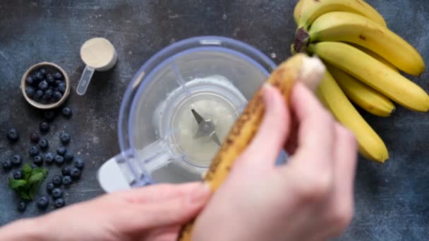 Mani Della Donna Sbucciano Banana Preparare Frullato Frutta Sano Vista — Video Stock