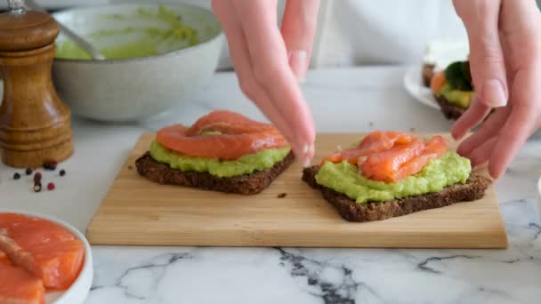 Toast Met Avocado Zalm Vrouw Plukt Roggebrood Toast Met Gepureerde — Stockvideo