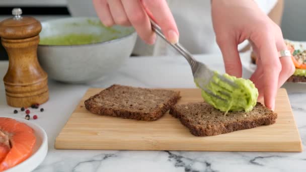 Розтягування Авокадо Житній Хліб Руки Жінки Готують Здоровий Вегетаріанський Тост — стокове відео