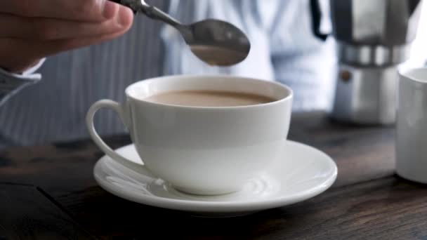 Café Con Leche Una Taza Hombre Irreconocible Revolviendo Café Con — Vídeos de Stock