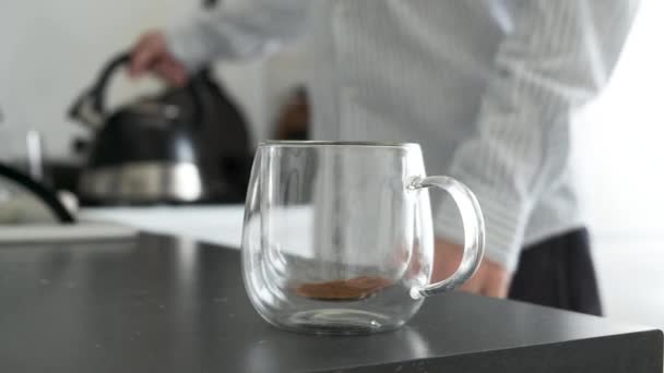 Een Man Die Instant Koffie Zet Warm Water Glas Gieten — Stockvideo