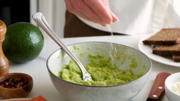 Kobieta Kucharz Solący Awokado Guacamole Przygotowanie Zdrowej Wegańskiej Żywności Wegańskiej — Wideo stockowe